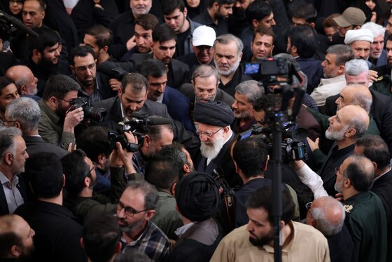 اقامه نماز رهبر معظم انقلاب بر پیکر شهدای حمله تروریستی به سفارت ایران در دمشق + فیلم و تصاویر