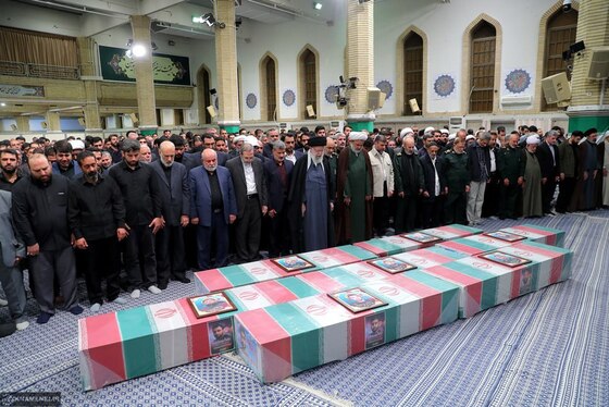 اقامه نماز رهبر معظم انقلاب بر پیکر شهدای حمله تروریستی به سفارت ایران در دمشق + فیلم و تصاویر