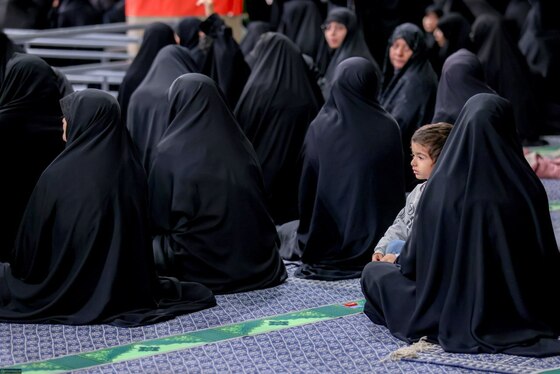 اقامه نماز رهبر معظم انقلاب بر پیکر شهدای حمله تروریستی به سفارت ایران در دمشق + فیلم و تصاویر