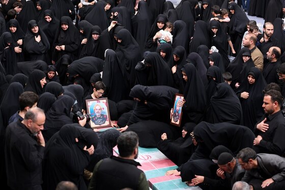 اقامه نماز رهبر معظم انقلاب بر پیکر شهدای حمله تروریستی به سفارت ایران در دمشق + فیلم و تصاویر