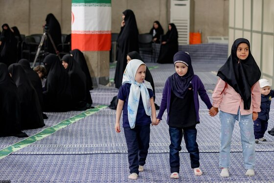 اقامه نماز رهبر معظم انقلاب بر پیکر شهدای حمله تروریستی به سفارت ایران در دمشق + فیلم و تصاویر