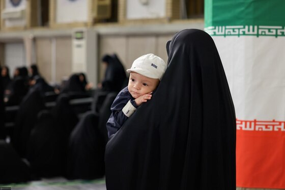 اقامه نماز رهبر معظم انقلاب بر پیکر شهدای حمله تروریستی به سفارت ایران در دمشق + فیلم و تصاویر