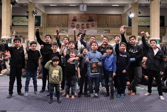 اقامه نماز رهبر معظم انقلاب بر پیکر شهدای حمله تروریستی به سفارت ایران در دمشق + فیلم و تصاویر