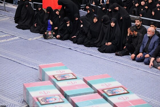 اقامه نماز رهبر معظم انقلاب بر پیکر شهدای حمله تروریستی به سفارت ایران در دمشق + فیلم و تصاویر