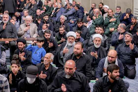 اقامه نماز رهبر معظم انقلاب بر پیکر شهدای حمله تروریستی به سفارت ایران در دمشق + فیلم و تصاویر