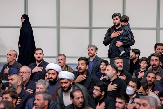 اقامه نماز رهبر معظم انقلاب بر پیکر شهدای حمله تروریستی به سفارت ایران در دمشق + فیلم و تصاویر