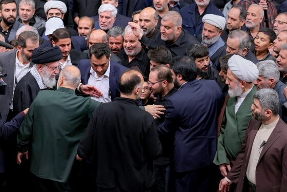 اقامه نماز رهبر معظم انقلاب بر پیکر شهدای حمله تروریستی به سفارت ایران در دمشق + فیلم و تصاویر