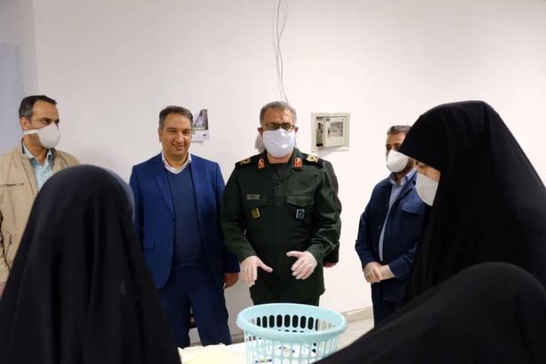 بازدید مسئولان شهری و نظامی از کارگاه‌های تولید ماسک شهرداری مشهد