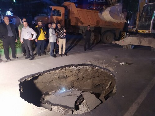 اجرای عملیات رفع خطر محل فرونشت بولوار کلاهدوز مشهد + فیلم و تصاویر