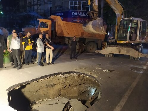 اجرای عملیات رفع خطر محل فرونشت بولوار کلاهدوز مشهد + فیلم و تصاویر