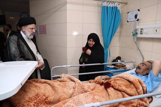 عیادت رئیسی از بیماران افغانستانی در بازدید از بیمارستان شهدای یافت‌آباد + عکس