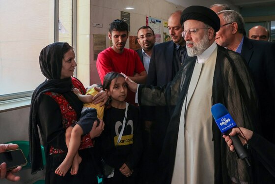 عیادت رئیسی از بیماران افغانستانی در بازدید از بیمارستان شهدای یافت‌آباد + عکس