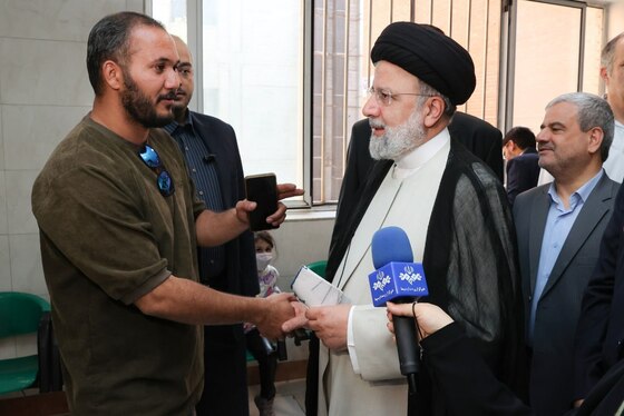 عیادت رئیسی از بیماران افغانستانی در بازدید از بیمارستان شهدای یافت‌آباد + عکس