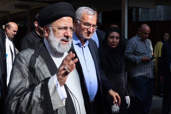 عیادت رئیسی از بیماران افغانستانی در بازدید از بیمارستان شهدای یافت‌آباد + عکس