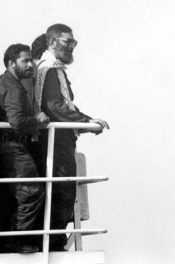 تصاویری از حضور آیت‌الله خامنه‌ای در مانور «شهادت» در خلیج‌فارس (سال ۱۳۶۶)