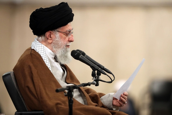 رهبر معظم انقلاب در دیدار معلمان: تشکر از معلم برای توجه دادن افکار عمومی به اهمیت معلم است + فیلم و تصاویر