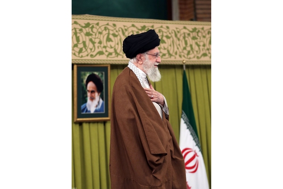 رهبر معظم انقلاب در دیدار معلمان: تشکر از معلم برای توجه دادن افکار عمومی به اهمیت معلم است + فیلم و تصاویر