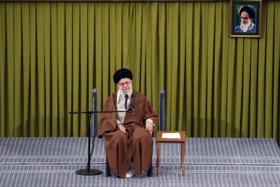 رهبر معظم انقلاب در دیدار معلمان: تشکر از معلم برای توجه دادن افکار عمومی به اهمیت معلم است + فیلم و تصاویر