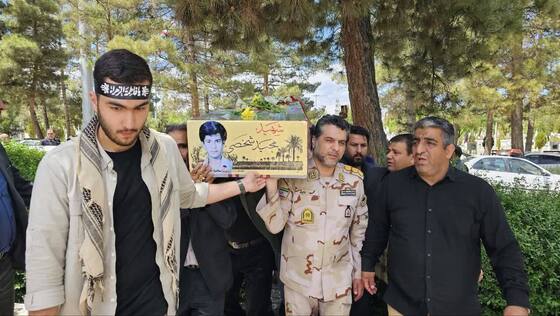 پیکر شهید تازه‌تفحص‌شده دفاع مقدس در گلزار شهدای مشهد به خاک سپرده شد + عکس