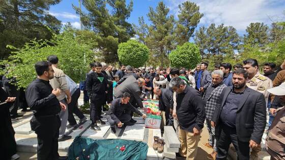 پیکر شهید تازه‌تفحص‌شده دفاع مقدس در گلزار شهدای مشهد به خاک سپرده شد + عکس