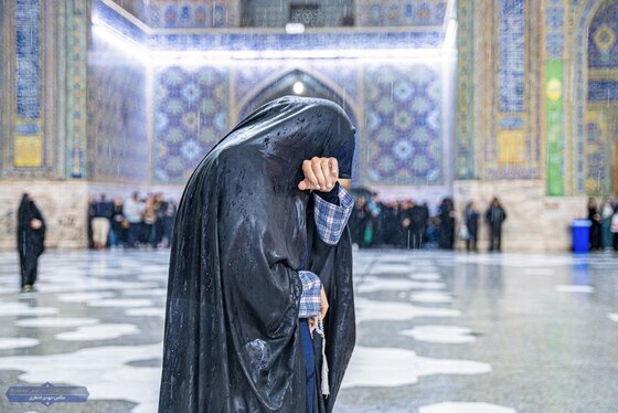 تصاویری از حال و هوای زائران زیر باران شدید امروز در حرم امام رضا (ع) | ۲۶ اردیبهشت ۱۴۰۳