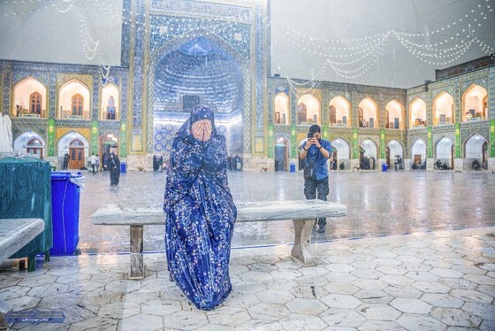 تصاویری از حال و هوای زائران زیر باران شدید امروز در حرم امام رضا (ع) | ۲۶ اردیبهشت ۱۴۰۳