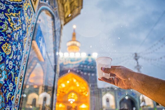 تصاویری از حال و هوای زائران زیر باران شدید امروز در حرم امام رضا (ع) | ۲۶ اردیبهشت ۱۴۰۳