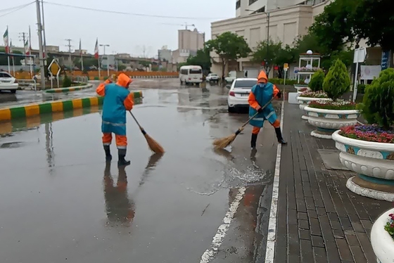 ۳۰۰ پاکبان در ۳ شیفت مسیر‌های منتهی به حرم مطهر را پاکسازی می‌کنند + عکس