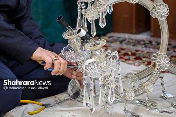 اداره روشنایی | تصاویری از تعمیر و نگهداری لوسترهای حرم مطهر رضوی
