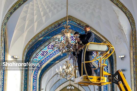 اداره روشنایی | تصاویری از تعمیر و نگهداری لوسترهای حرم مطهر رضوی