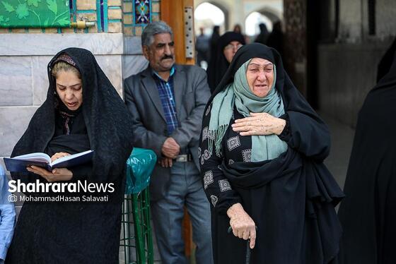 مجموعه عکس | تعویض پرچم گنبد مطهر رضوی به احترام شهادت رئیس جمهور و هیئت همراه