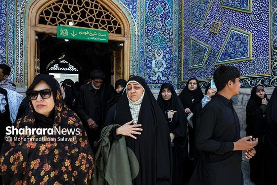 مجموعه عکس | تعویض پرچم گنبد مطهر رضوی به احترام شهادت رئیس جمهور و هیئت همراه