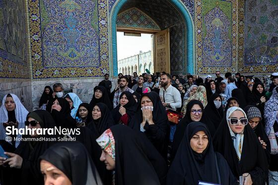 مجموعه عکس | تعویض پرچم گنبد مطهر رضوی به احترام شهادت رئیس جمهور و هیئت همراه