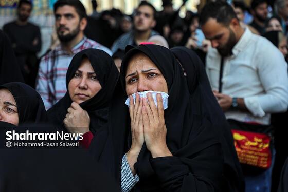 مجموعه عکس | تعویض پرچم گنبد مطهر رضوی به احترام شهادت رئیس جمهور و هیئت همراه