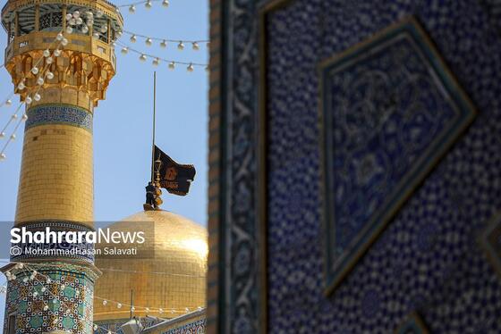مجموعه عکس | تعویض پرچم گنبد مطهر رضوی به احترام شهادت رئیس جمهور و هیئت همراه