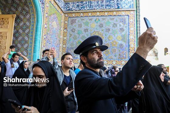 مجموعه عکس | تعویض پرچم گنبد مطهر رضوی به احترام شهادت رئیس جمهور و هیئت همراه