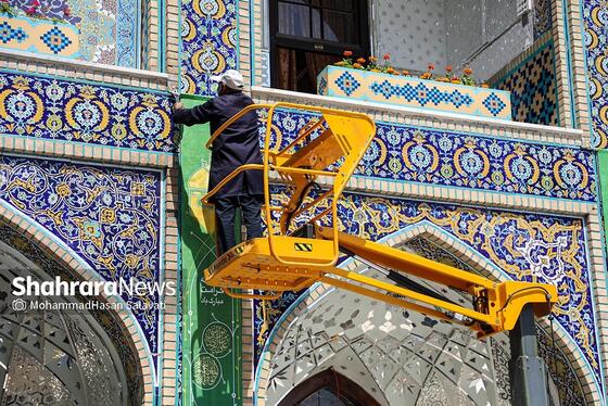 مجموعه عکس | تعویض پرچم گنبد مطهر رضوی به احترام شهادت رئیس جمهور و هیئت همراه