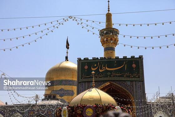 مجموعه عکس | تعویض پرچم گنبد مطهر رضوی به احترام شهادت رئیس جمهور و هیئت همراه