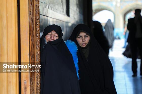 مجموعه عکس | تعویض پرچم گنبد مطهر رضوی به احترام شهادت رئیس جمهور و هیئت همراه