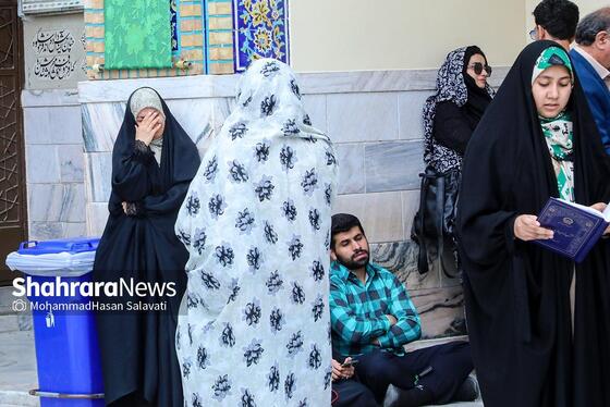 مجموعه عکس | تعویض پرچم گنبد مطهر رضوی به احترام شهادت رئیس جمهور و هیئت همراه