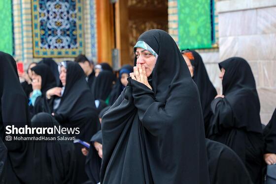 مجموعه عکس | تعویض پرچم گنبد مطهر رضوی به احترام شهادت رئیس جمهور و هیئت همراه