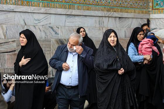 مجموعه عکس | تعویض پرچم گنبد مطهر رضوی به احترام شهادت رئیس جمهور و هیئت همراه