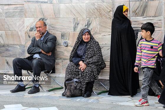 مجموعه عکس | تعویض پرچم گنبد مطهر رضوی به احترام شهادت رئیس جمهور و هیئت همراه
