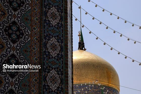 مجموعه عکس | تعویض پرچم گنبد مطهر رضوی به احترام شهادت رئیس جمهور و هیئت همراه