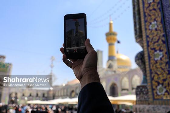 مجموعه عکس | تعویض پرچم گنبد مطهر رضوی به احترام شهادت رئیس جمهور و هیئت همراه