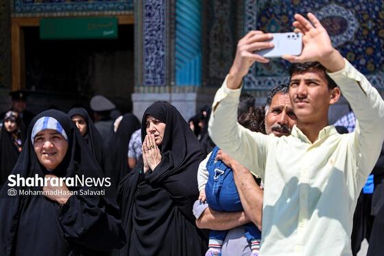مجموعه عکس | تعویض پرچم گنبد مطهر رضوی به احترام شهادت رئیس جمهور و هیئت همراه