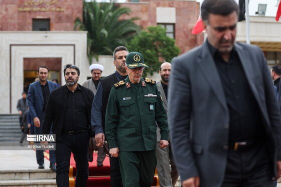 استقبال از پیکر مطهر شهدای خدمت در فرودگاه مهرآباد تهران + عکس و فیلم