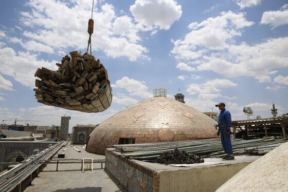 آغاز عملیات تنظیف گنبد منور حرم امام‌رضا‌(ع) به‌مناسبت عید سعید غدیرخم + تصاویر