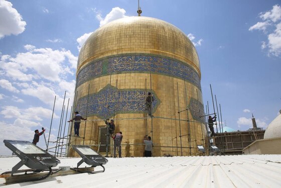 آغاز عملیات تنظیف گنبد منور حرم امام‌رضا‌(ع) به‌مناسبت عید سعید غدیرخم + تصاویر