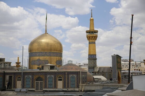 آغاز عملیات تنظیف گنبد منور حرم امام‌رضا‌(ع) به‌مناسبت عید سعید غدیرخم + تصاویر